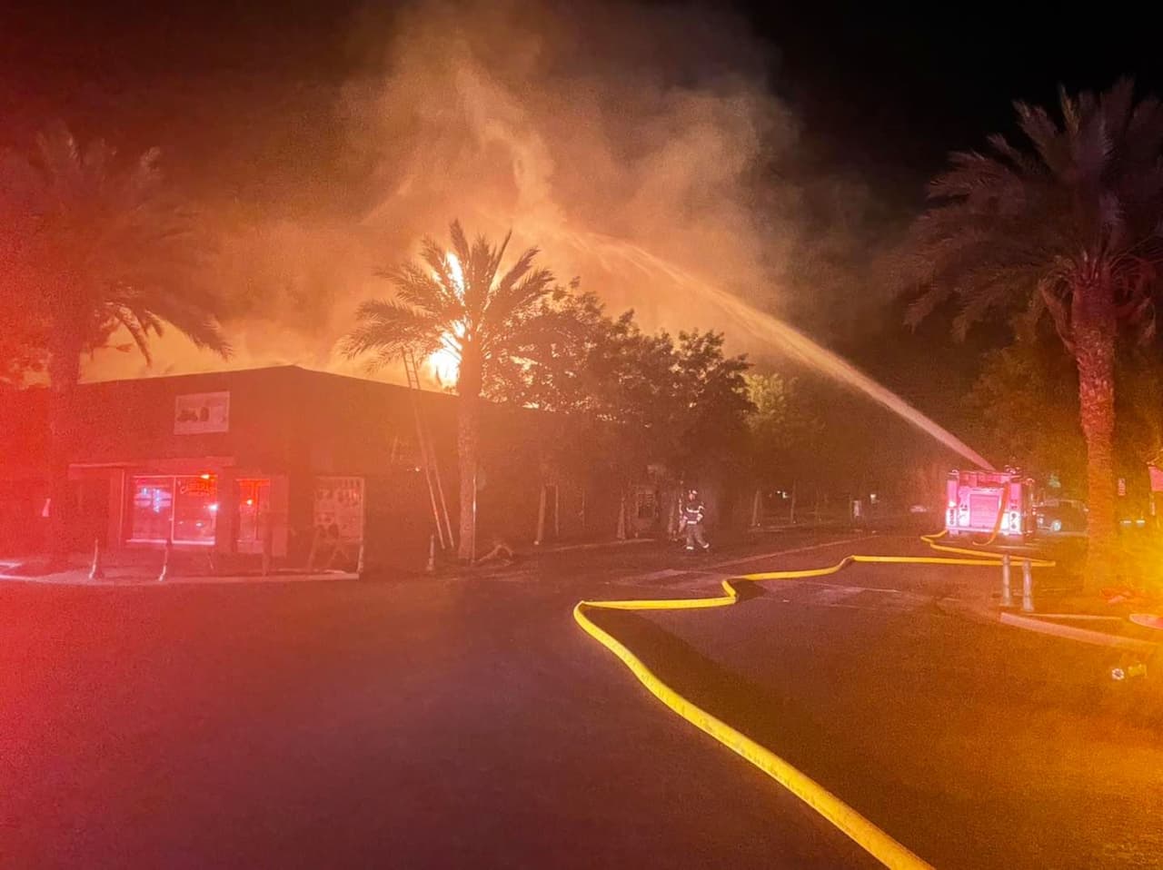 A eso de las 3 am de este viernes, se encendieron las alarmas de los Departamentos de Bomberos locales. Un incendio estructural amenazaba con consumir varios negocios.