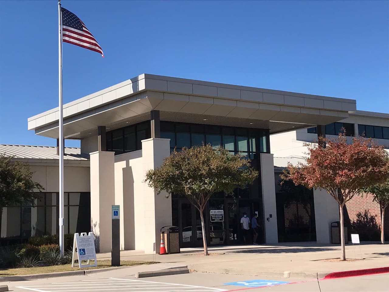 Recuerde que, si está en línea a las 7 pm y cierran las urnas, no debe moverse. Usted tiene derecho a votar.
<br>