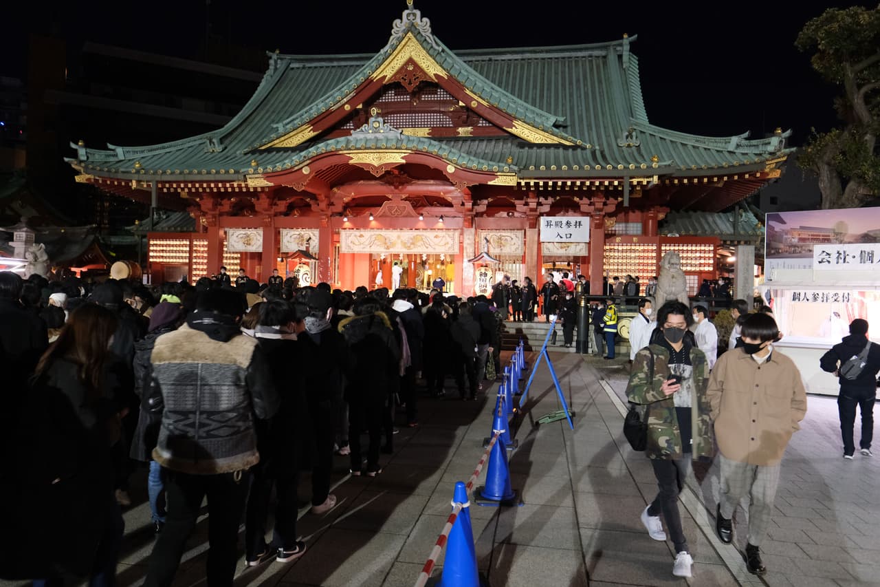 En Japón ya es 2021 y la gente se dio cita en el Santuario Kanda Myojin para ofrecer oraciones de Año Nuevo en Tokio.