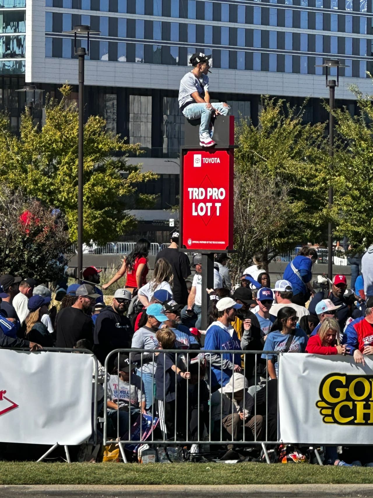 Ellos buscaban cualquier punto para ver a sus jugadores.