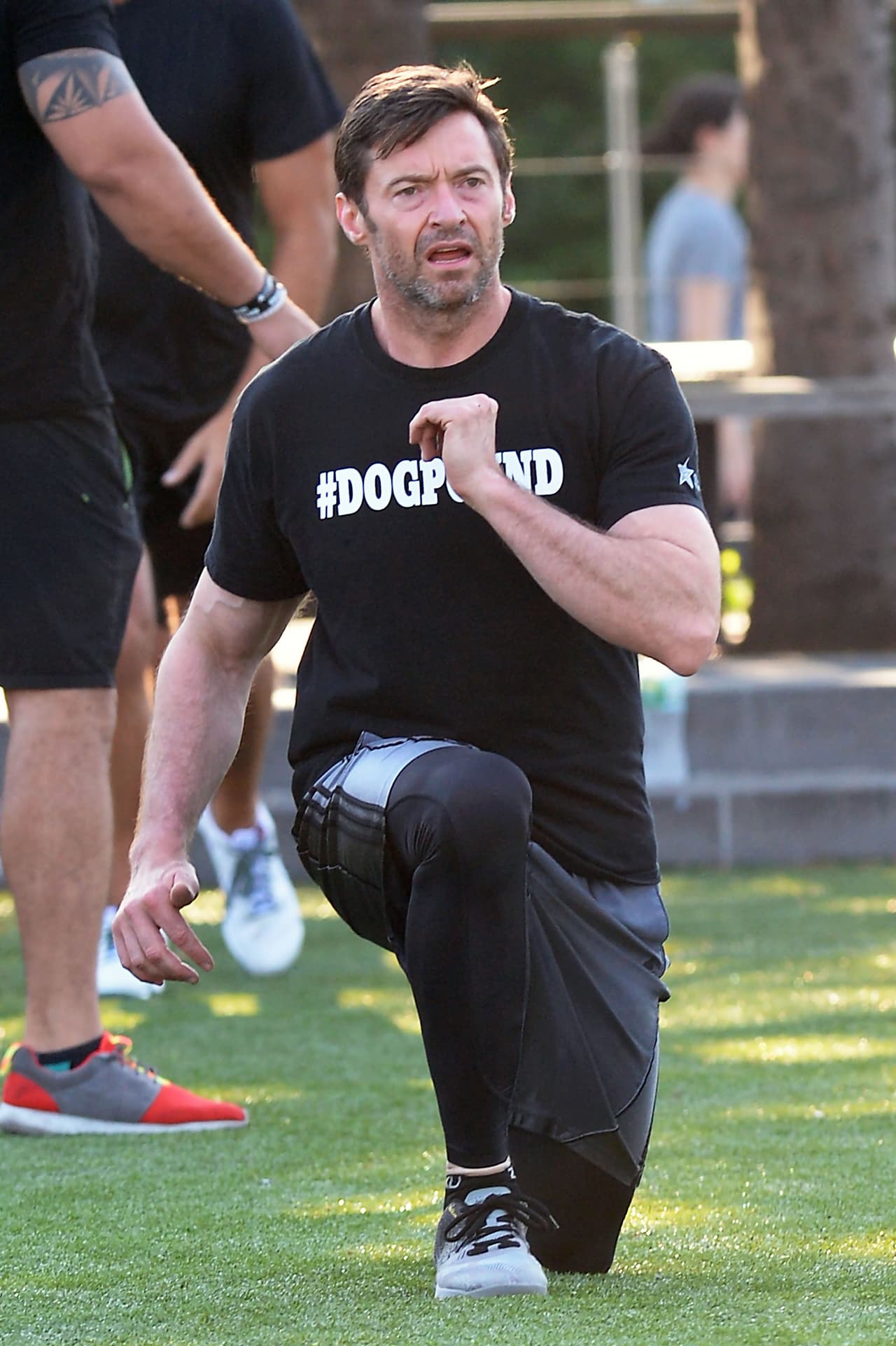 Los perritos de 'Wolverine' estaban cerca de ellos, esperando el momento en que siguiera su paseo.