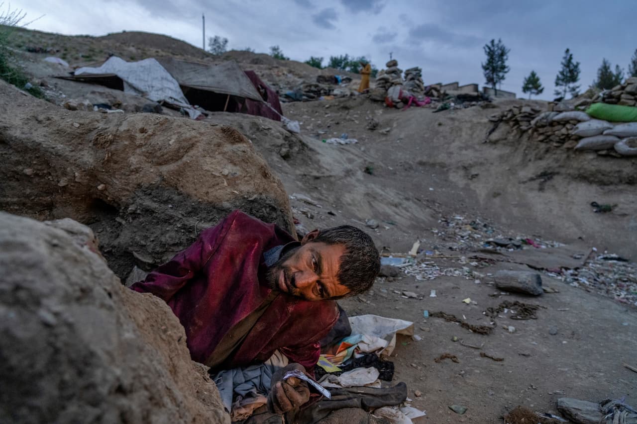 Las colinas de
<a href="https://www.univision.com/temas/kabul">Kabul</a> están pobladas de cientos de hombres que consumen heroína, opio y metanfetamina en la capital de Afganistán, un país que desde hace un año vive bajo el
<a href="https://www.univision.com/noticias/mundo/fotografias-interactivas-antes-despues-afganistan-estados-unidos-taliban">régimen Talibán</a> que retomó el control tras 20 de guerra y
<a href="https://www.univision.com/shows/primer-impacto/salio-el-ultimo-soldado-de-eeuu-de-afganistan-minutos-despues-los-talibanes-celebraron-video">ocupación de tropas estadounidenses y aliadas. </a>
<br>
<br>En la foto, un adicto afgano consume heroína al borde de una colina.