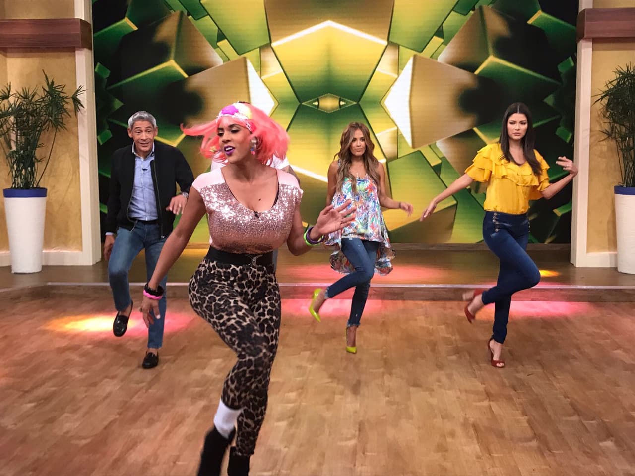 ¡Una vez más! A mover el cuerpo como 'La Exótica'.