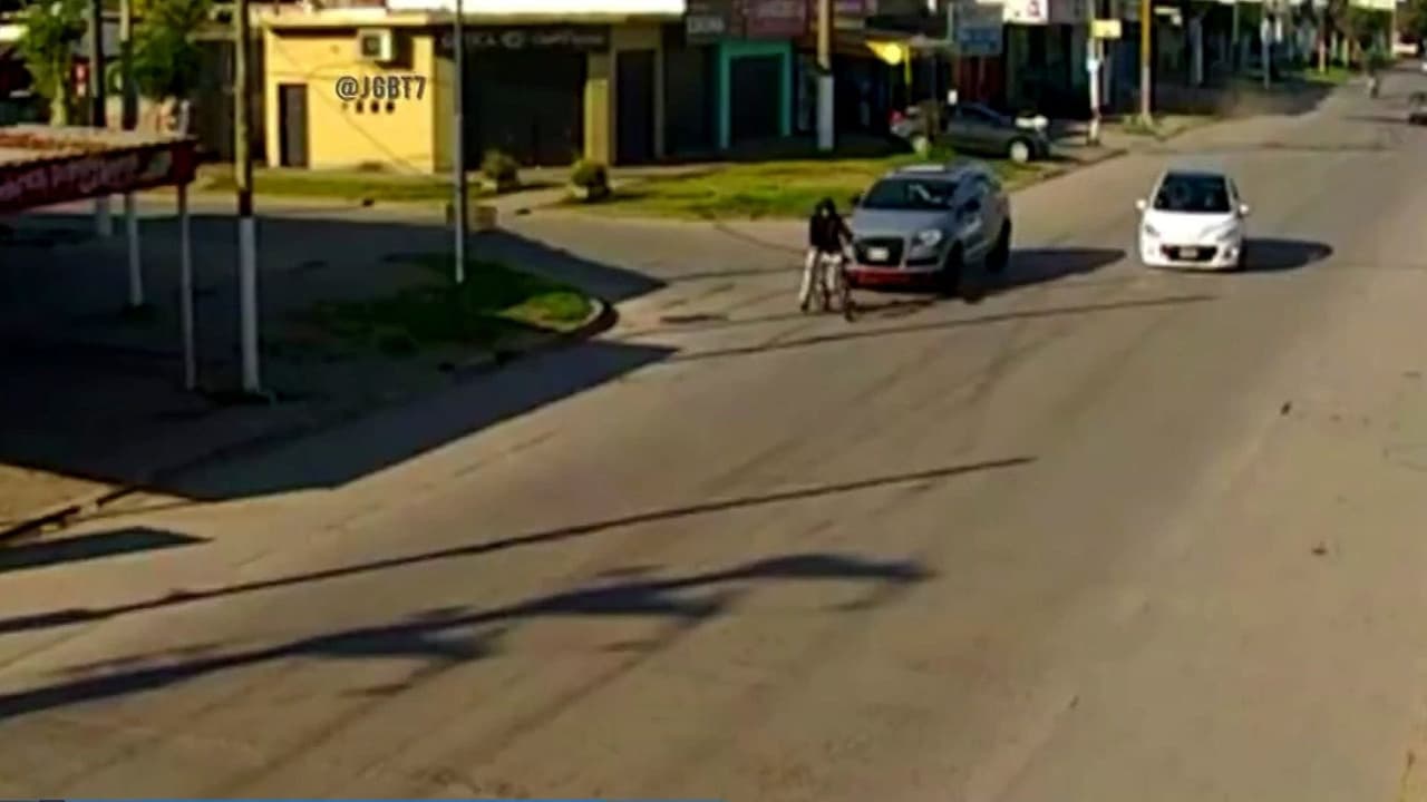 Conductor que presuntamente participaba en una carrera de autos atropella a un niño de 14 años que iba en bicicleta