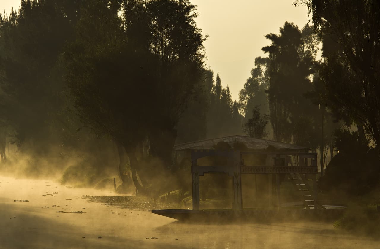 Tras un recorrido de aproximadamente dos horas desde la entrada a los canales, alejada del usual viaje de las trajineras, se esconde este lugar, tan recóndito, olvidado y perdido entre las demás chinampas. Ahí habitaba un hombre solitario llamado Julián Santana Barrera.