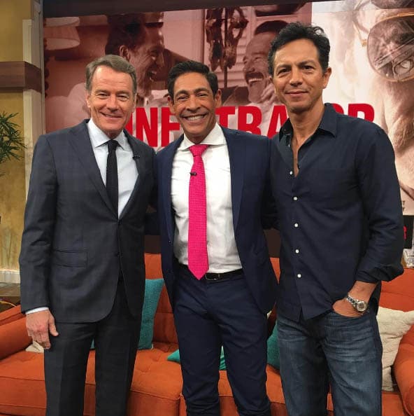 Johnny Lozada: "Estamos de fiesta con la visita de los #actores de #hollywood @benjaminbratt y #bryancranston". (Julio 7, 2016)