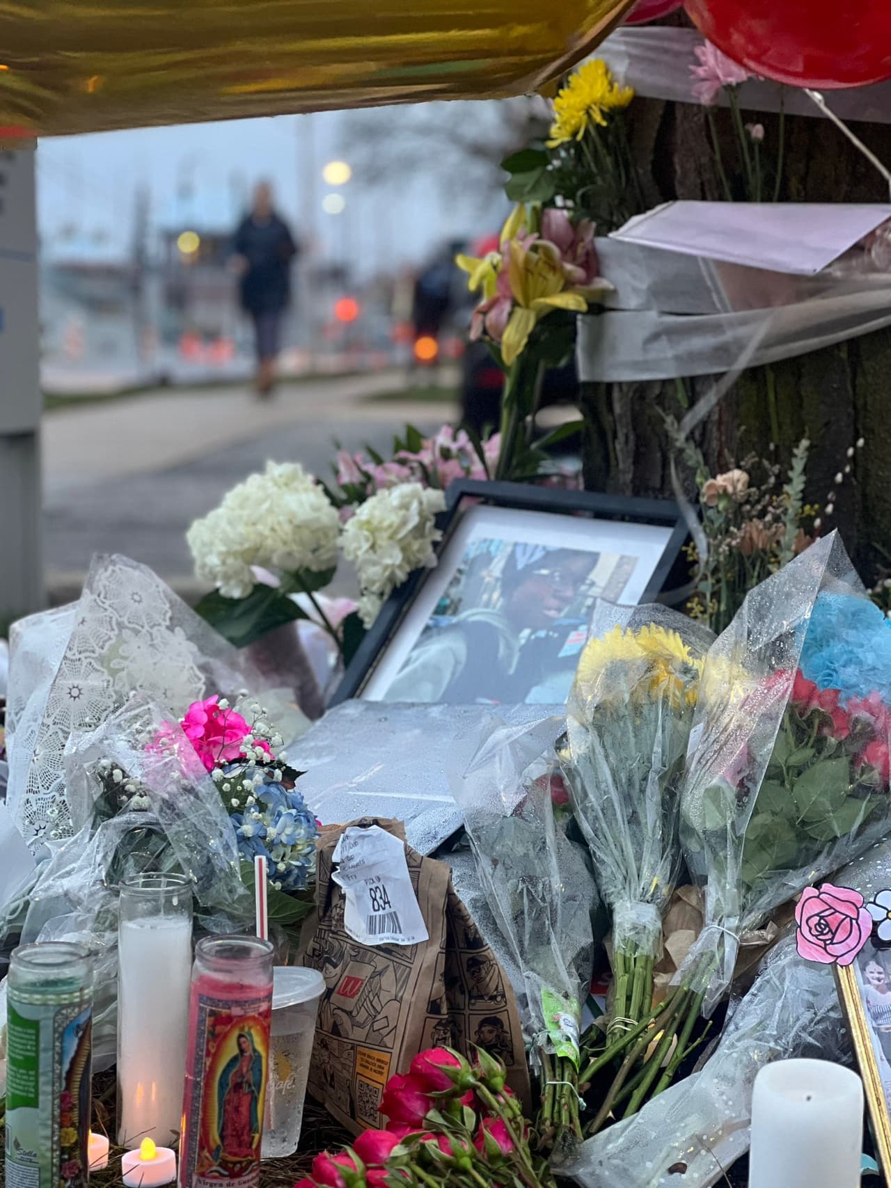 Jayden Perkins, de 11 años, y su madre embarazada, de 33 años, 
<a href="http://uni.vi/wmYc105lSBL" target="_blank">fueron apuñalados en esa vivienda el miércoles por la mañana. </a>