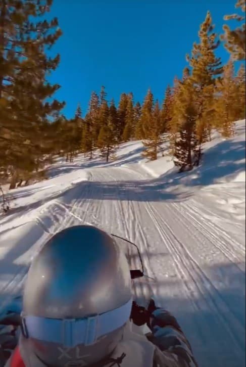 Karol G cambia las motocicletas por las motos de nieve en su aventura por Alaska