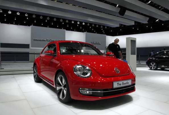 En 1997 Volkswagen lanzó el Nuevo Beetle, una versión completamente remodelada del emblemático auto escarabajo.
<br>