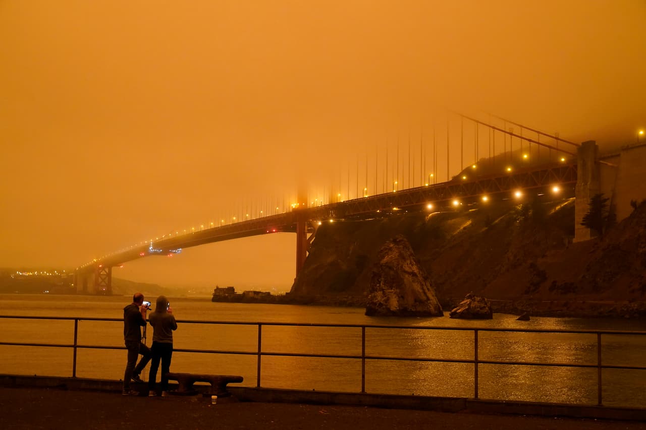 Otra vista del puente Golden Gate en una escena que parece apocalíptica. Los incendios al norte y sur del estado rompen récords cuando aún faltan meses para el fin de la temporada.
<a href="https://www.univision.com/noticias/sucesos/800-000-hectareas-calcinadas-en-california-incendios-rompen-record-tras-un-fin-de-semana-de-temperaturas-extremas-fotos"><u>Vea aquí cómo los incendios rompen récord tras una semana de temperaturas extremas en California</u></a>
<br>