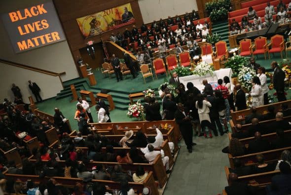 El funeral se celebró en la Nueva Iglesia Bautista Shiloh, con capacidad para 2.200 personas, que se llenó de amigos, vecinos y también representantes políticos.