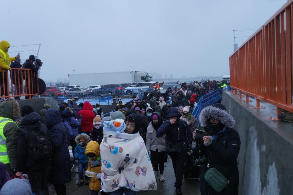 Refugiados ucranianos, en su mayoría mujeres y niños, llegando a Rumanía este martes.