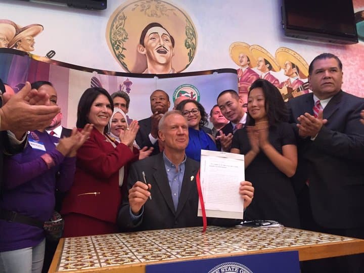 Gobernador republicano de Illinois firma ley para limitar la cooperación con ICE
