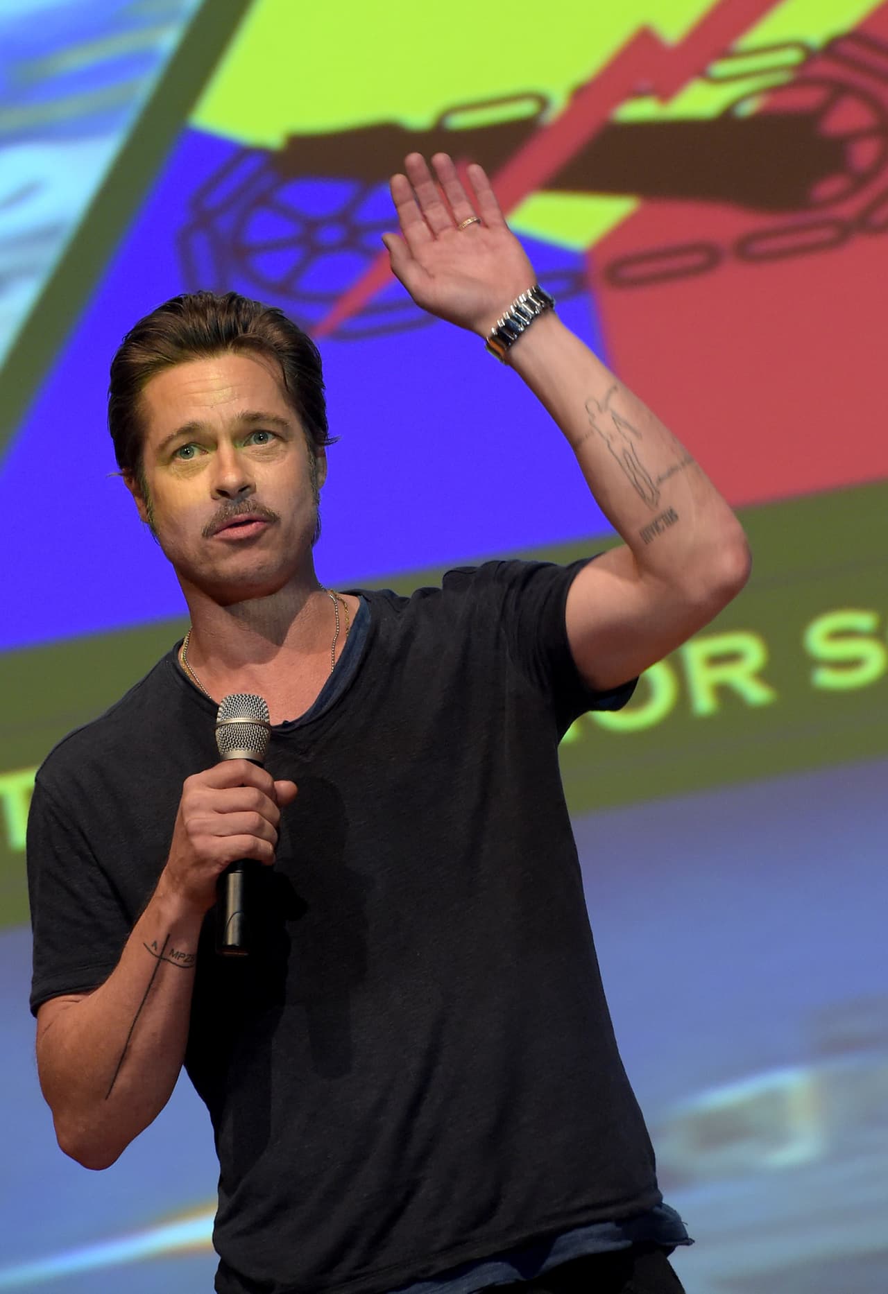 Sin embargo, el más extraño de su colección es el que el actor de 55 años tiene en el antebrazo. Se trata de la silueta de Otzi, una momia congelada que fue descubierta en los Alpes en 1991.
<br>