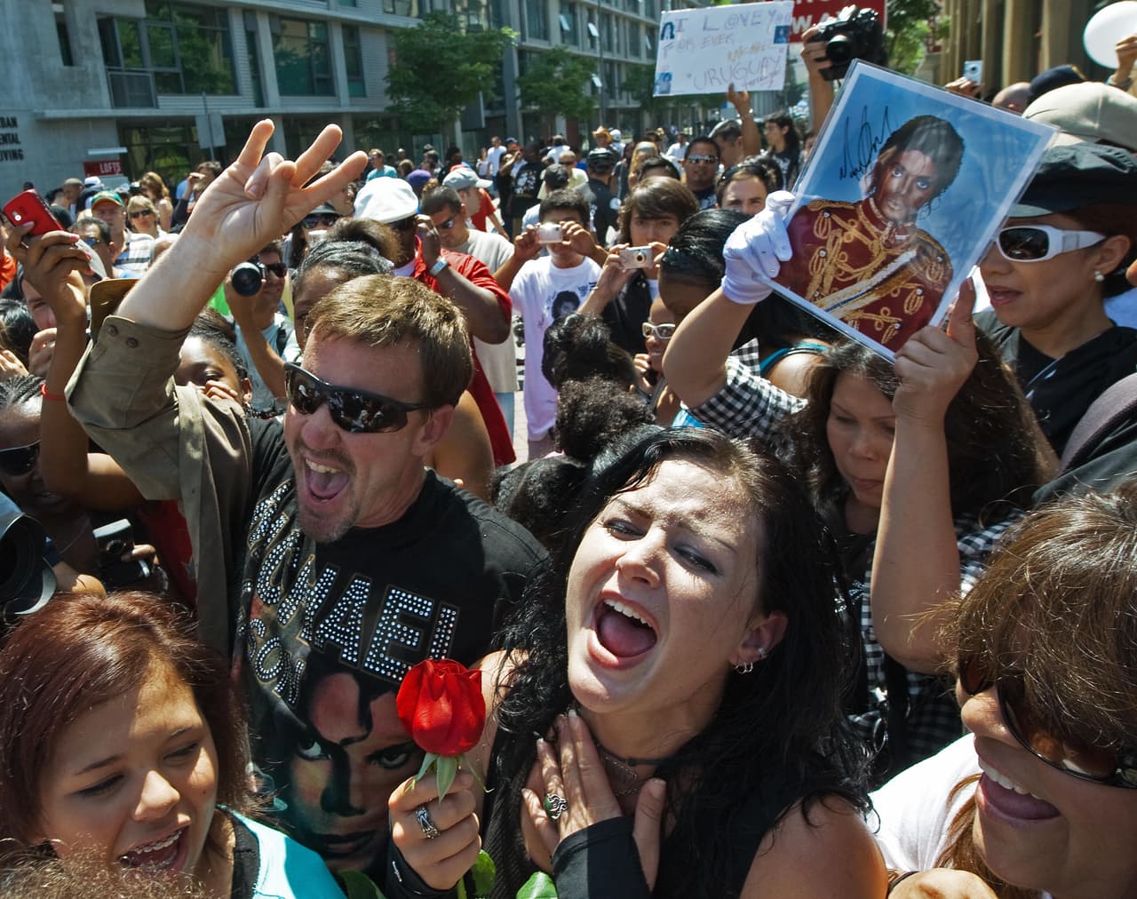 Se calcula que su funeral fue seguido por 2,500 millones de personas alrededor de todo el mundo, siendo este el más visto en la historia.