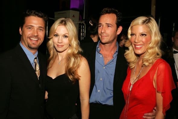 Priestley con Jennie Garth, Luke Perry y Tori Spelling, en otro amigable reencuentro.