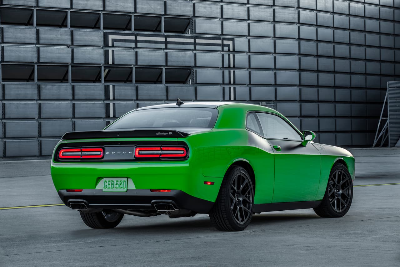 Dodge Challenger T/A 2017 os detalles exteriores inspirados en el estilo de Dodge incluyen un nuevo capó en pintura negra satinada, además del faldón delantero, gráficos en el techo y en la tapa de la cubierta en el mismo color, que combinan con las franjas laterales del T/A, y nuevas tapas de los rines con las icónicas franjas de Dodge.