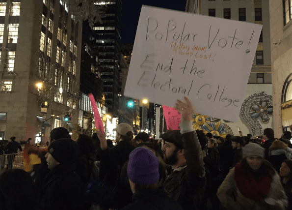 "El voto popular lo ganó Hillary, Trump lo perdió". Fin al colegio electoral."