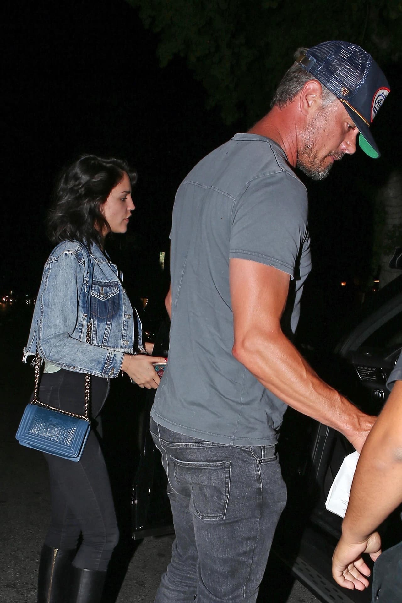 Esta vez había sido diferente, pues se dijo que ellos llevan meses saliendo juntos. Según
<a href="https://peopleenespanol.com/celebridades/eiza-gonzalez-y-el-ex-de-fergie-romance/" target="_blank">People en Español</a>, un allegado a la pareja les confesó que "ellos han estado saliendo discretamente por meses" y que "él se siente realmente atraído por ella y las cosas están marchando bastante bien".