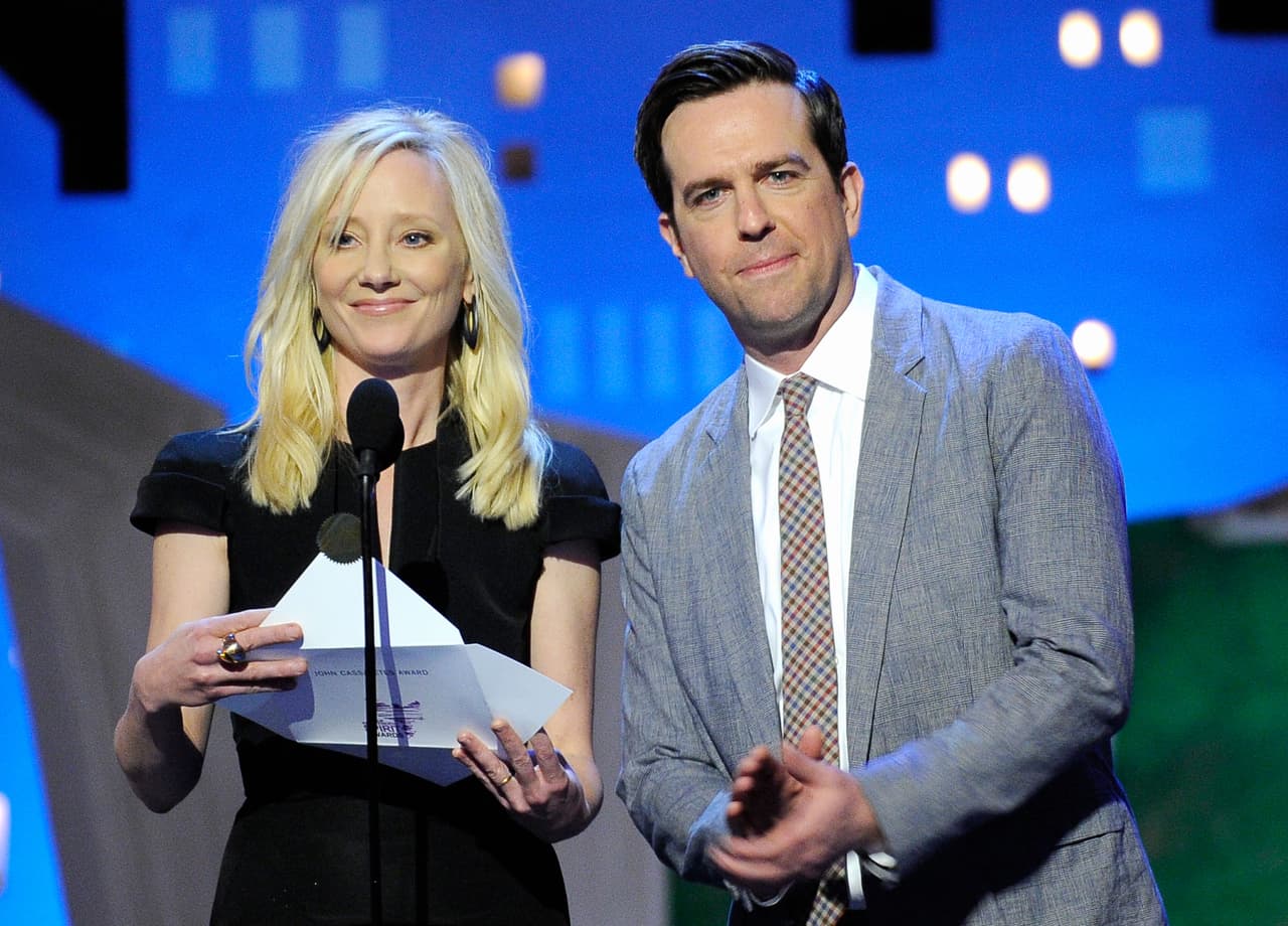 La actriz, quien aparece en una entrega de premios con el actor Ed Helms en 2012, fue ingresada en el Hospital West Hills el viernes 5 de agosto, luego de que se estrellara con su Mini Cooper contra una vivienda en la zona de Mar Vista (Los Ángeles).
<br>
<br>El vehículo acabó envuelto en llamas, destruyendo la casa e hiriendo de gravedad a Heche.
<b>Los análisis de la actriz indicaron que había restos de cocaína y fentanilo en la sangre, de acuerdo con los reportes preliminares. </b>