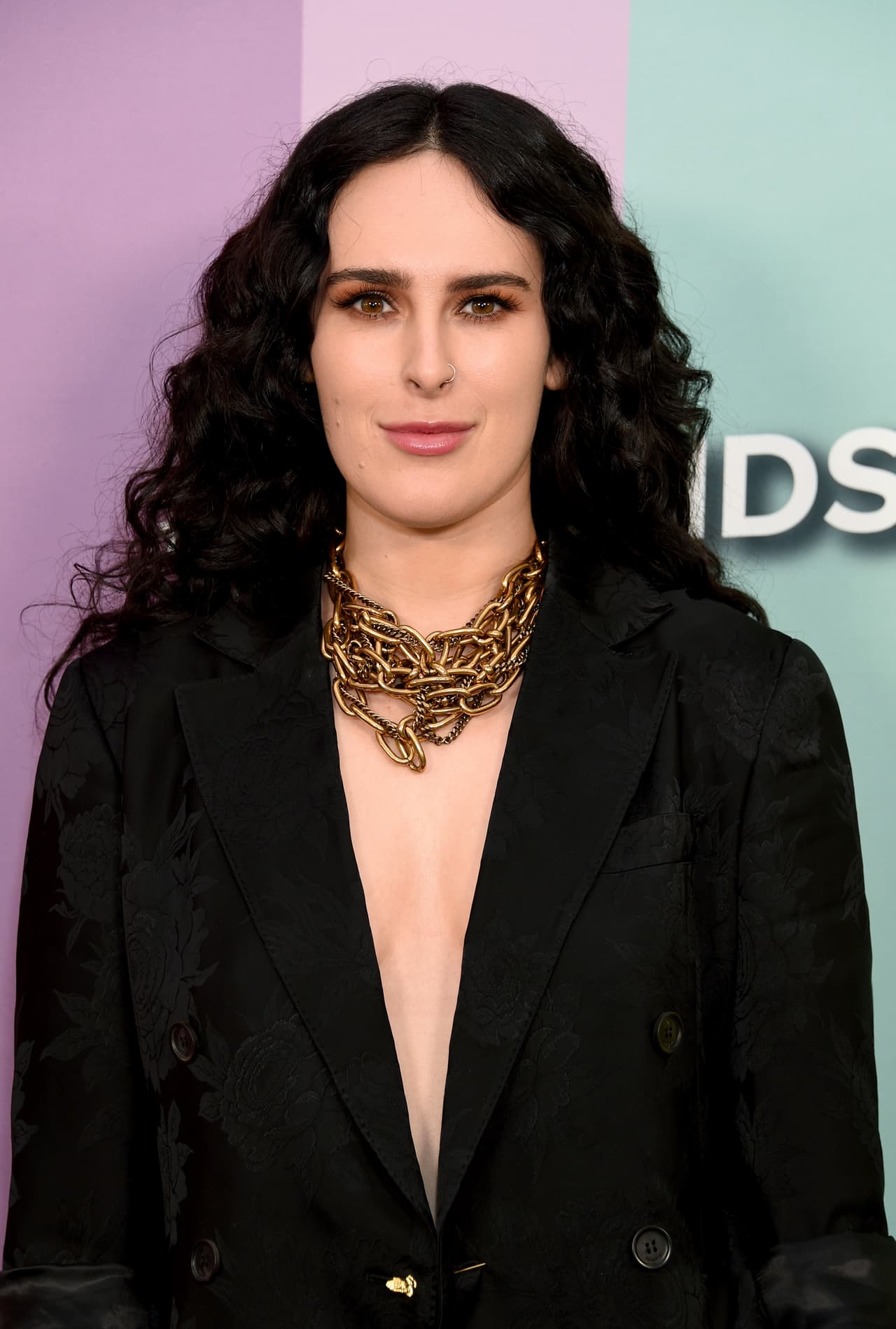 Rumer, de 31 años, la hija mayor, aseguró que cuando Moore bebía "
<b><a href="https://www.facebook.com/redtabletalk/videos/2479508128832951/" target="_blank">todo era terrorífico</a></b>", incluso, en ese tiempo tenían una mala relación.