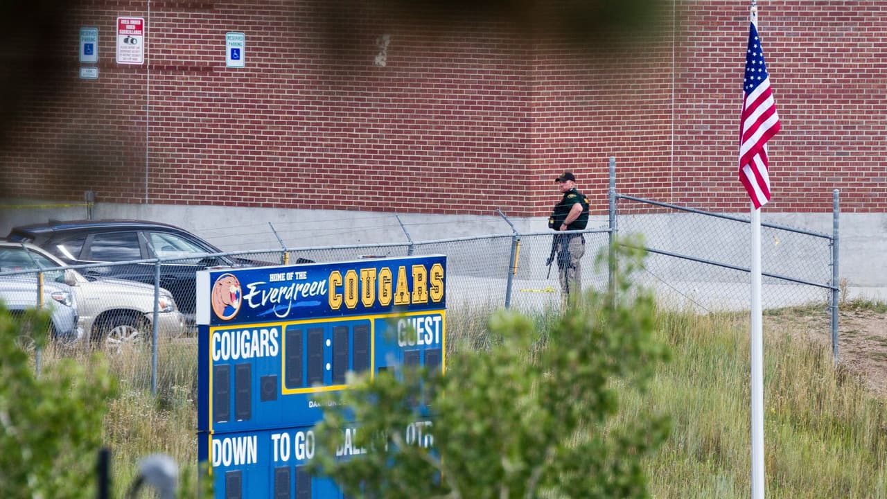 Identifican a estudiante de 16 años como autor del tiroteo en una escuela de Colorado