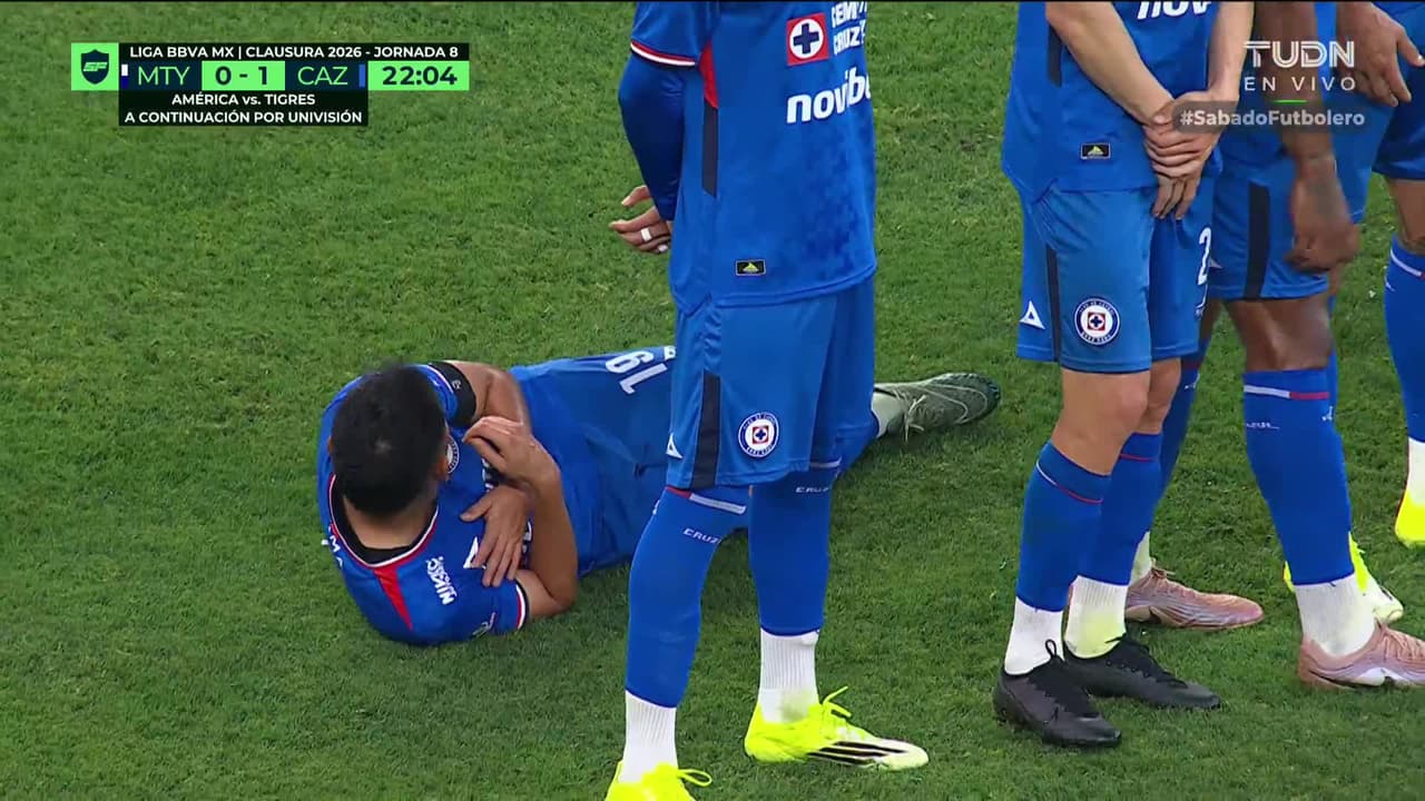 ¡CERCA! Sergio Canales disparó que se estrella en el poste.