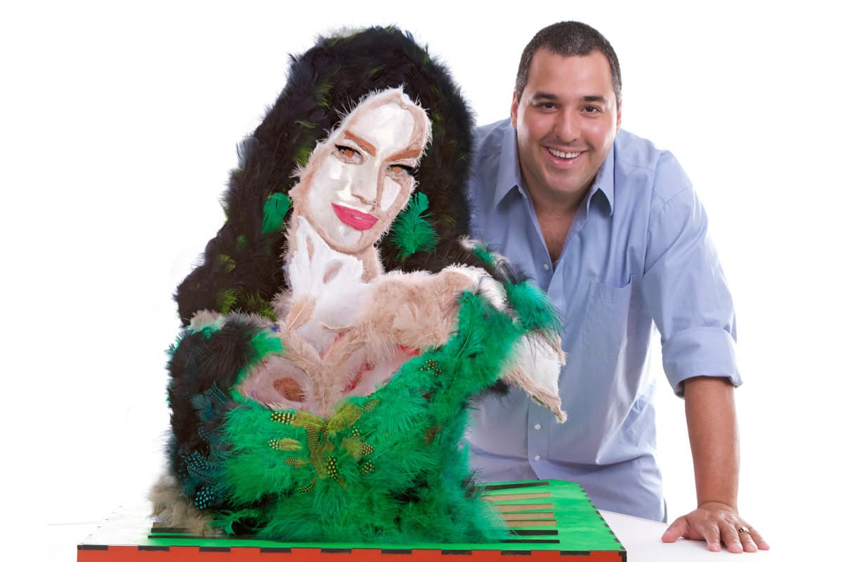 Mateo Blanco presume su retrato en plumas de la actriz y empresaria colombiana Sofía Vergara.