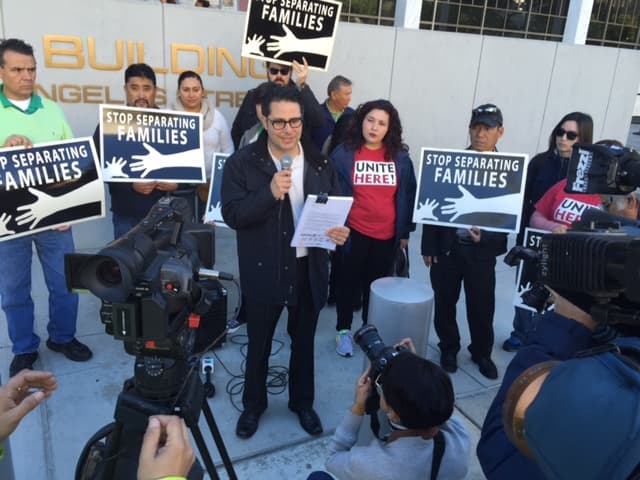 Presentan 130,000 firmas para frenar deportaciones