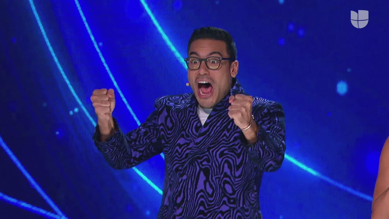 Carlos Rivera no pudo evitar su emoción, pues él fue el único que adivinó que su amigo Adrián Uribe estaba detrás del personaje.