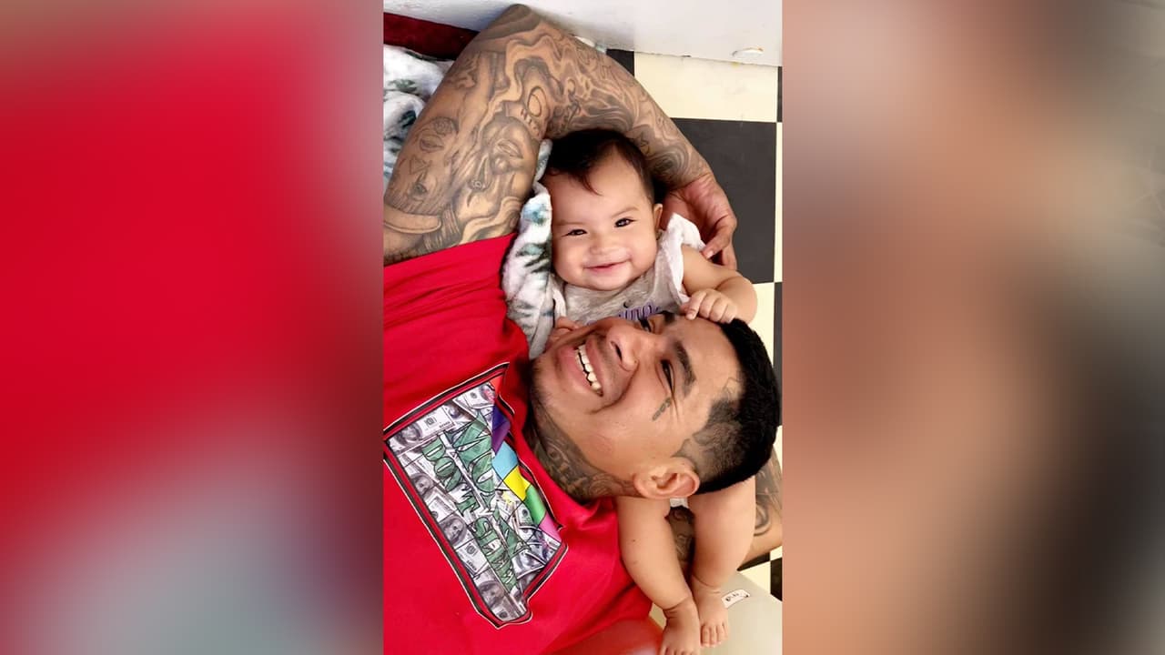 Hace unos días el padre de dos comenzó a presentar problemas respiratorios que se iban a agravando conforme pasaban los minutos. “Mi esposo temblaba en la cama, no podía respirar, yo al principio no le creía, le pregunté ¿estás jugando o de verdad no puedes respirar?, él me dijo que era serio, tenía tos y le chequé la temperatura, tenía 102 grados”, indica la madre.
<br>