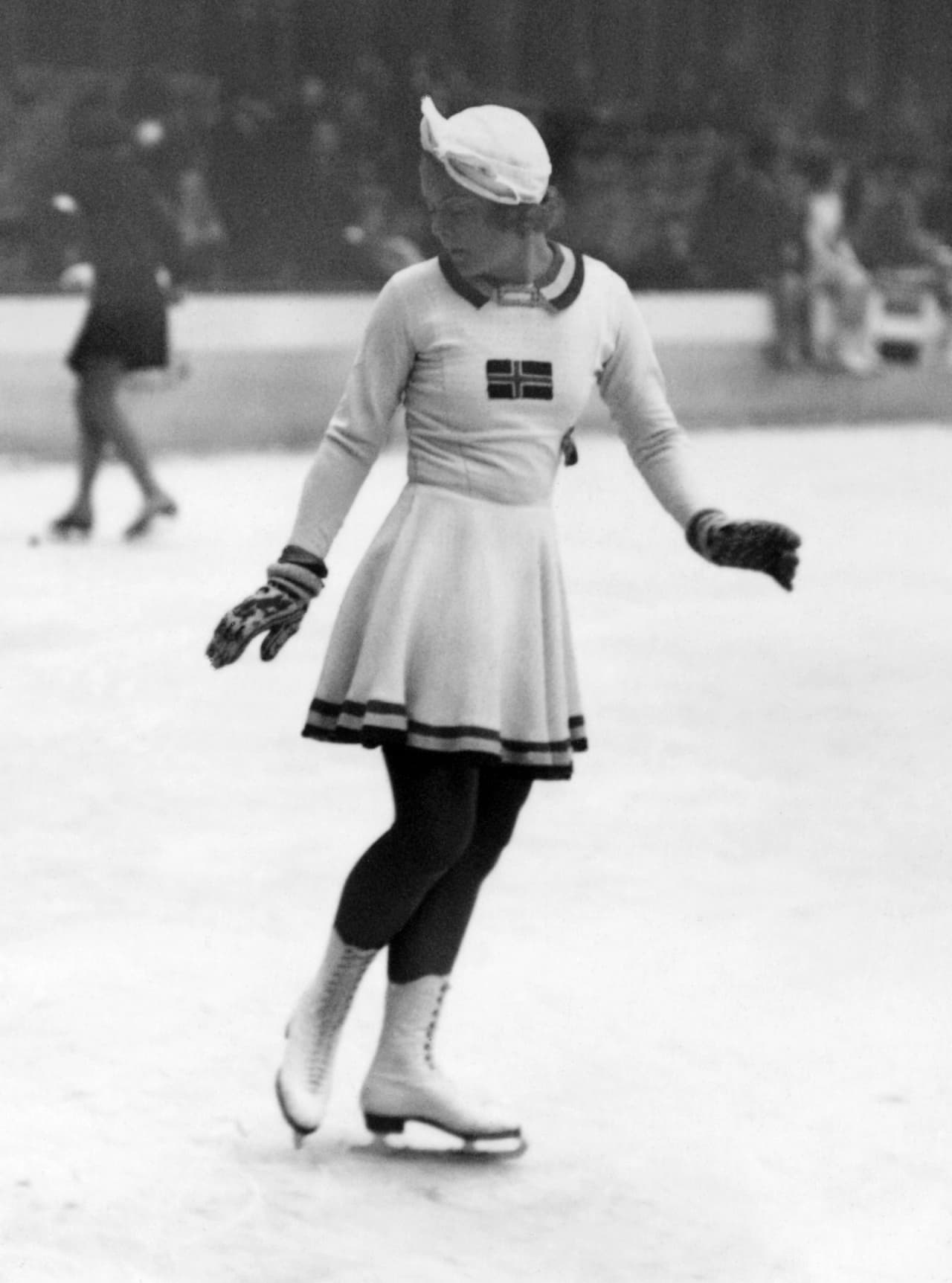 El caso de Sonja Henie es, si bien no único (8 April 1912 – 12 October 1969), sí el primero de su género. La noruega, con más títulos que cualquier otra patinadora artística de la historia, fue de modo simultáneo campeona olímpica (1928, 1932, 1936), campeona del mundo (de 1927 a 1936), campeona europea (de 1931 a 1936) y actriz de cine. Con más de 10 películas, Henie era una favorita de Hollywood, donde llegó a estar entre las actrices mejor pagadas de su época. "La reina del hielo de Norguega" o el "Cisne Blanco", como se le llegó a conocer, puso sobre el mapa los patines sobre hielo de color blanco y el vestido corto con falda circular para el patinaje artístico: todo un escándalo para una época en la que todas usaban patines negros y faldas estilo saco de papa hasta los tobillos.
<br>