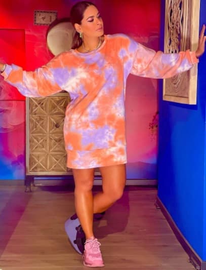 Incluso cuando la famosa se lastimó el pie derecho y tuvo que usar una bota ortop´´edica para caminar, hizo gala de unos comodísimos tenis rosas.