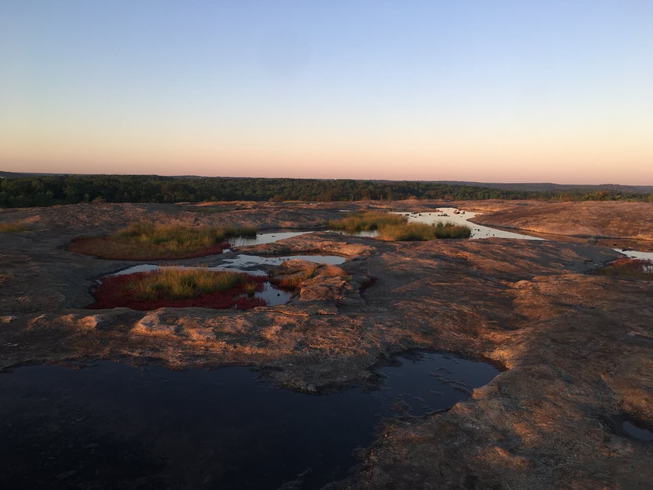 <b>Arabia Mountain</b>
<br>
<b>Sitio web</b>: 
<a href="https://www.nps.gov/places/arabia-mountain-national-heritage-area.htm">https://www.nps.gov/places/arabia-mountain-national-heritage-area.htm</a> 
<br>
<b><a href="https://maps.app.goo.gl/QxLrt4hYp5chFkz78">Cómo llegar</a> </b>
<br>
<br>En el Área de Patrimonio Nacional Arabia Mountain y la Reserva Natural Davidson-Arabia Mountain, ubicadas a unas 20 millas al este del centro de Atlanta, puedes recorrer la montaña, las tierras de cultivo, los lagos, las rutas de senderismo y una reserva natural en más de 2000 acres. Puedes unirte a caminatas interpretativas y caminatas guiadas, pescar en los lagos, recorrer en bicicleta más de 33 millas de senderos y mucho más.