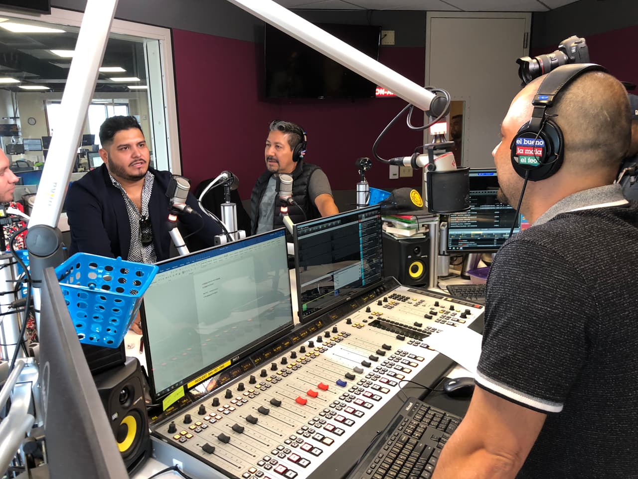 Hablando de sus fans, 
<b>La Adictiva</b> confesó que es muy común que algunas mujeres les avienten diferentes tipos de ropa interior al escenario.