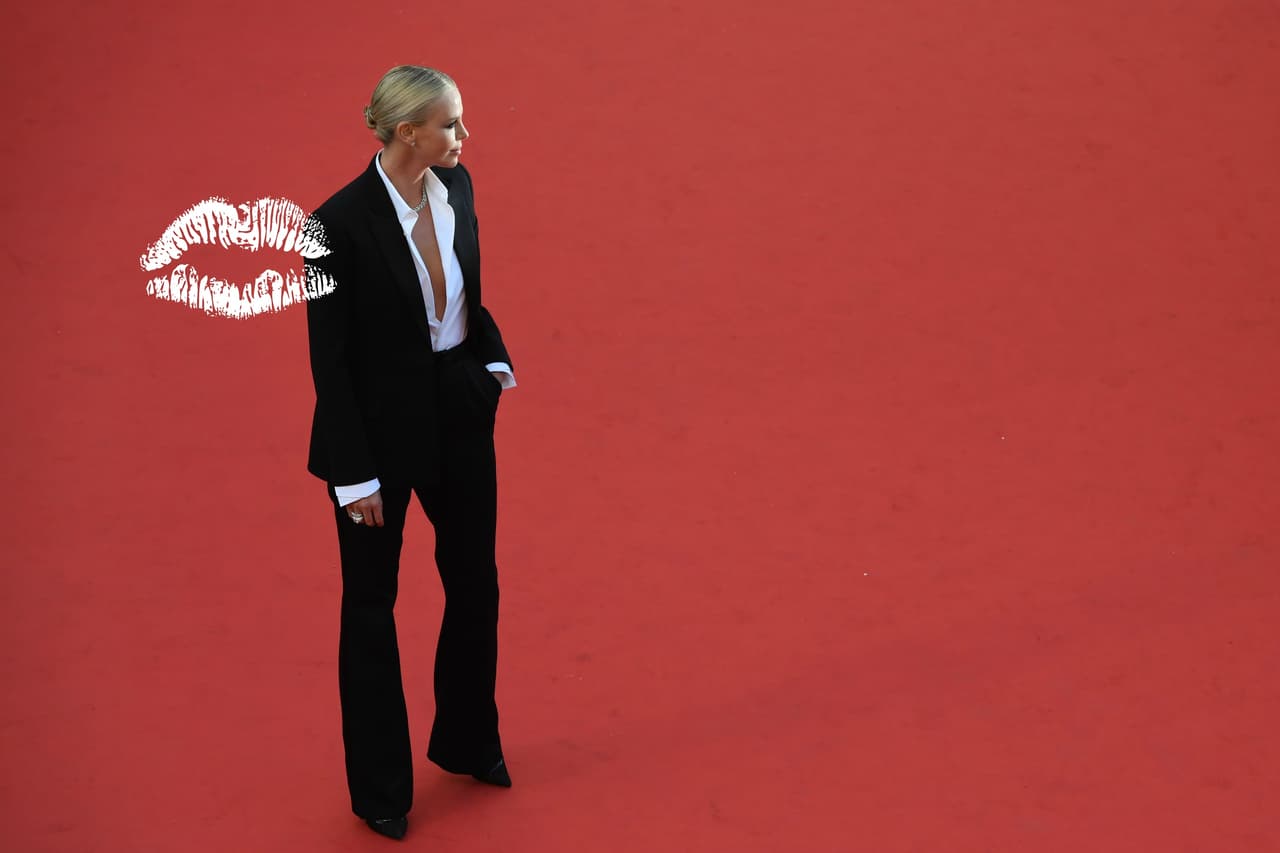 Fue el genial Yves Saint Laurent el que se atrevió en 1962 a lanzar un traje negro de saco, pantalón recto y corbata al estilo masculino para las mujeres. Desde entonces este ha sido un recurso emblemático para todas aquellas que quieren desafiar la elegancia en sus versiones más tradicionales.