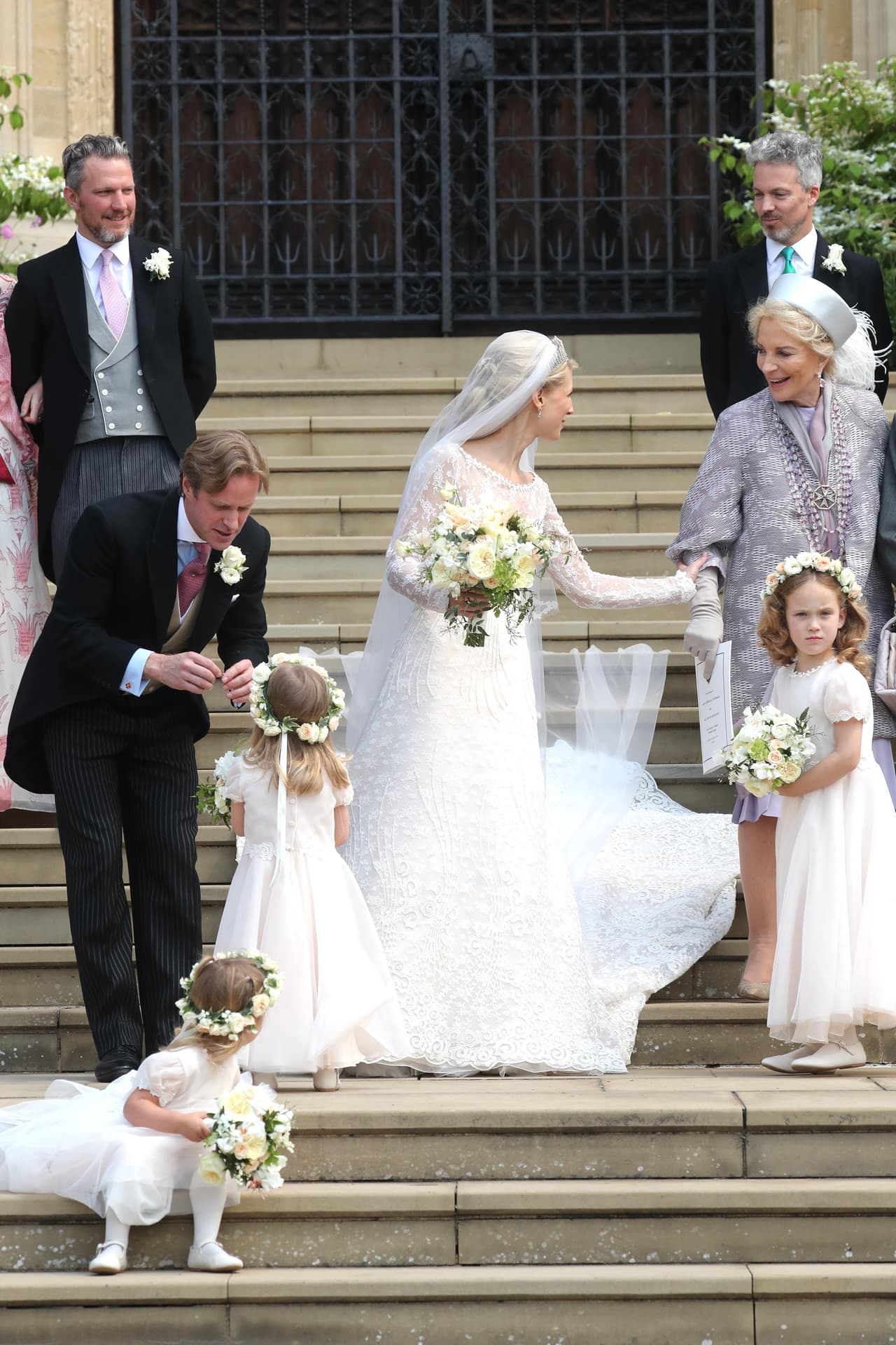 Hasta el flamante esposo Thomas Kingston atendió a una de las damitas, que ansiaba conocer qué pasaría después.