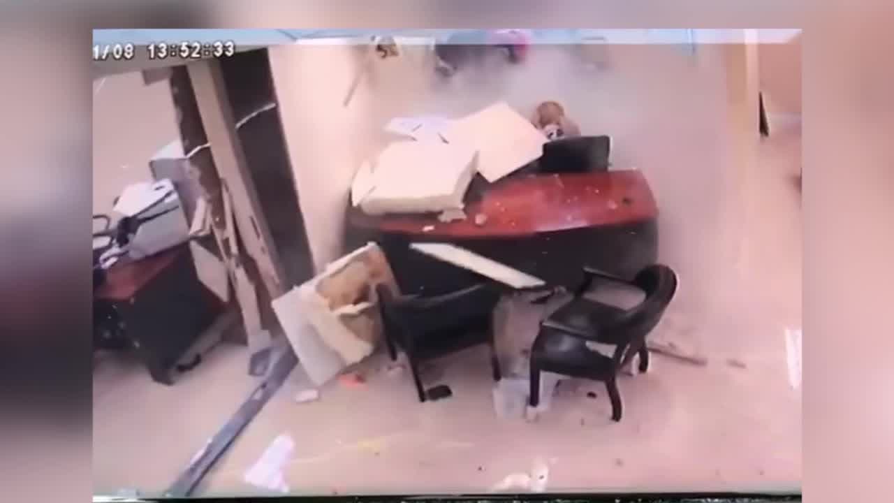 Camión de carga irrumpe dentro de una oficina en el suroeste de Miami-Dade 