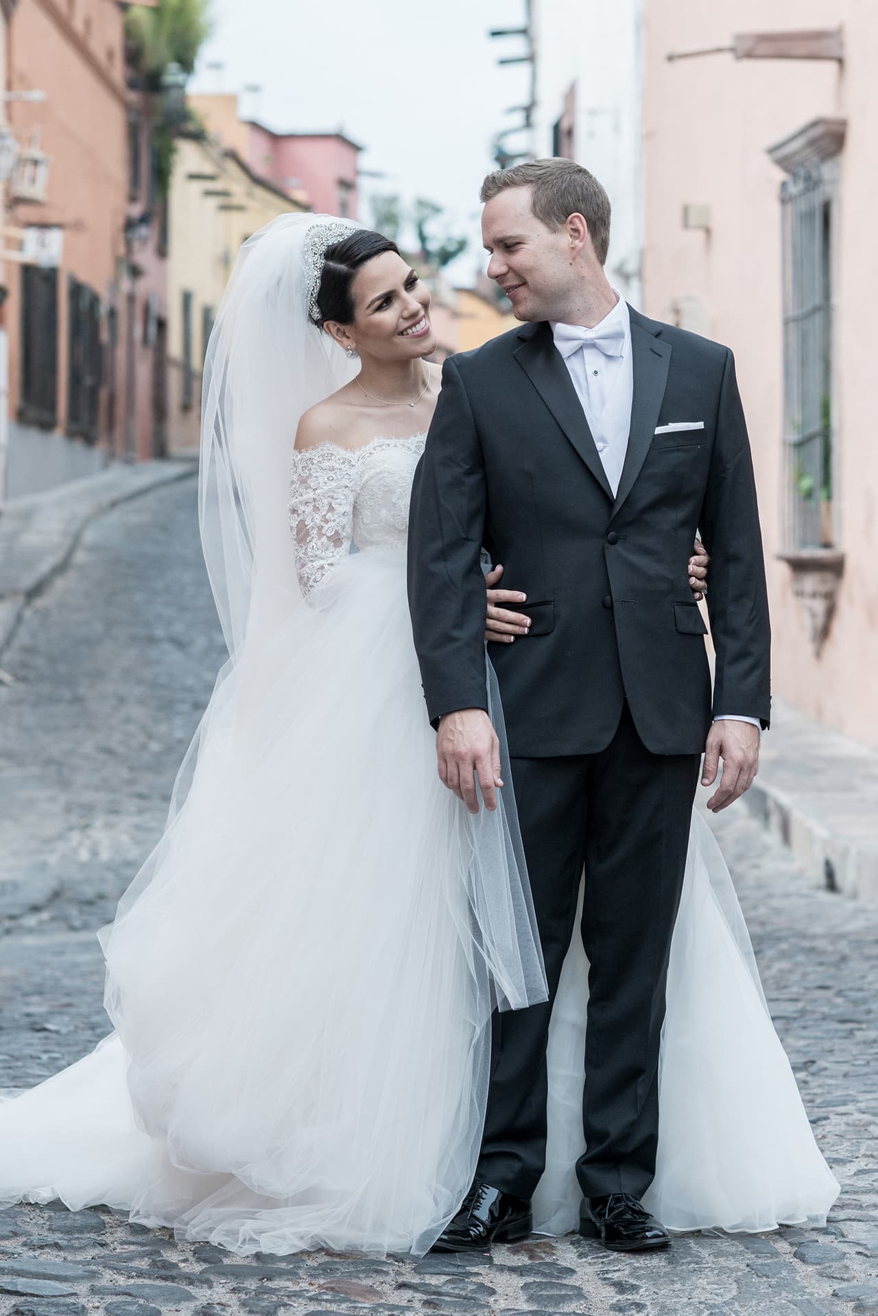 Karina Banda, presentadora de A Primera Hora, dio el sí en el altar. En una emotiva ceremonia religiosa, precedida por una colorida celebración por las calles de San Miguel de Allende en el estado de Guanajuato, México.