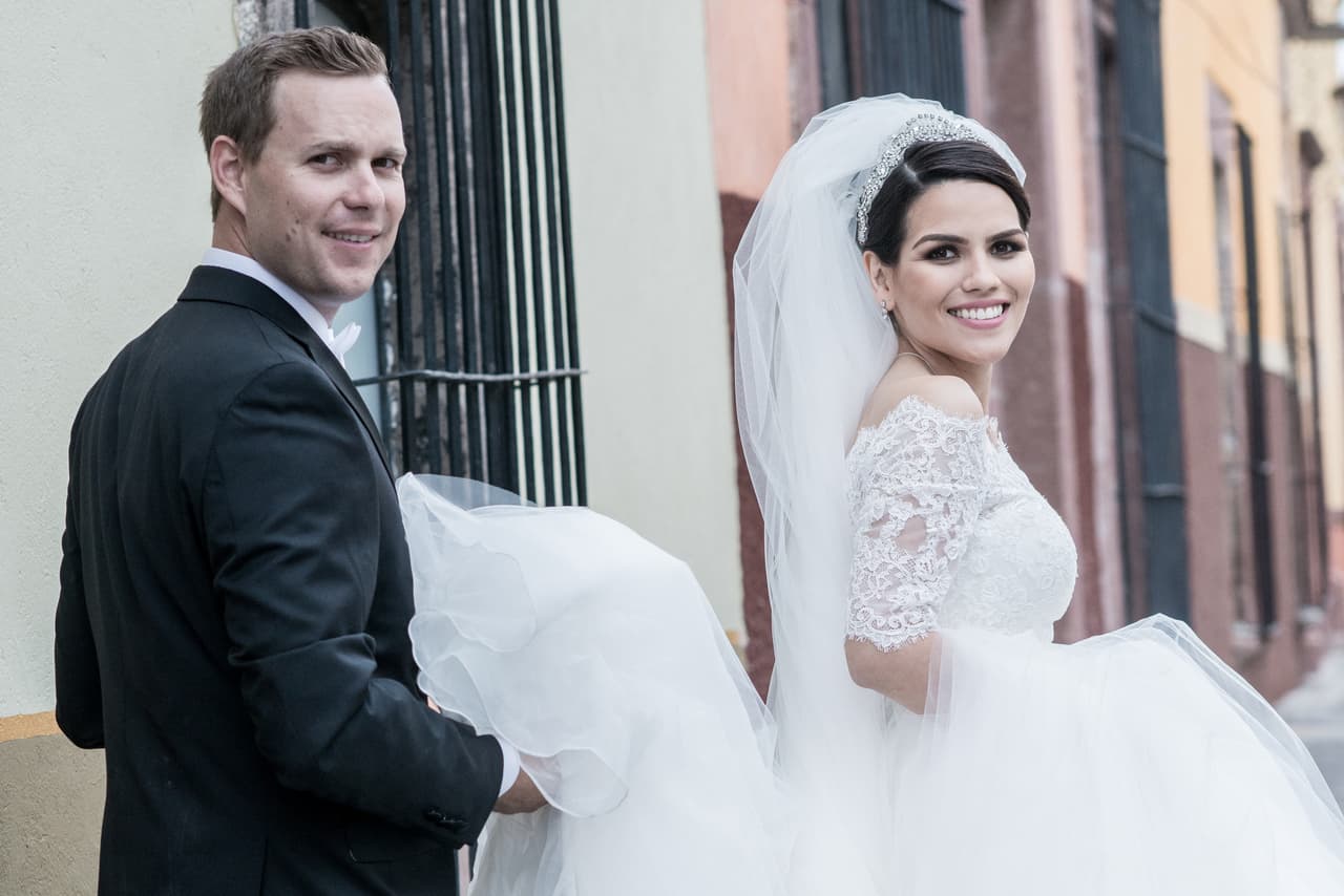 Karina Banda, presentadora de A Primera Hora, dio el sí en el altar. En una emotiva ceremonia religiosa, precedida por una colorida celebración por las calles de San Miguel de Allende en el estado de Guanajuato, México.