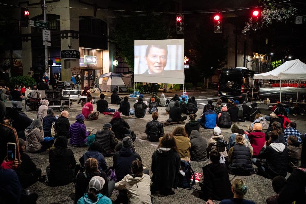 En la imagen, se ve a decenas de personas viendo el documental '13th', de la directora Ava DuVernay, que explora la historia de la desigualdad racial en Estados Unidos y la desproporcionada población de afroestadounidenses en las cárceles.