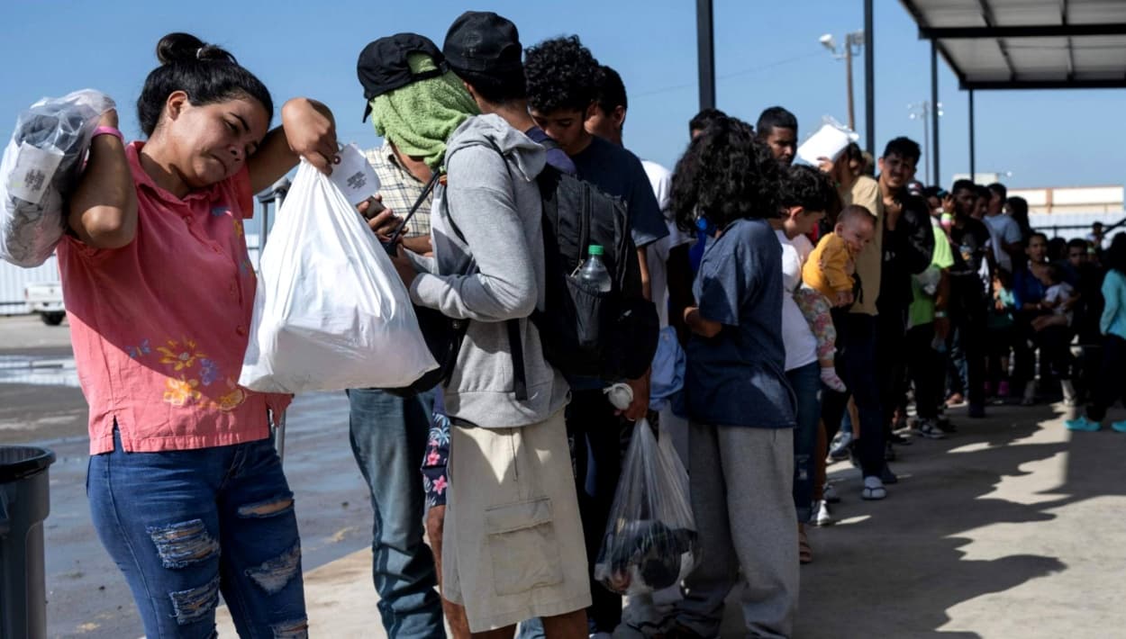 Migrantes indocumentados esperan en Union Station mientras les asignan refugios 