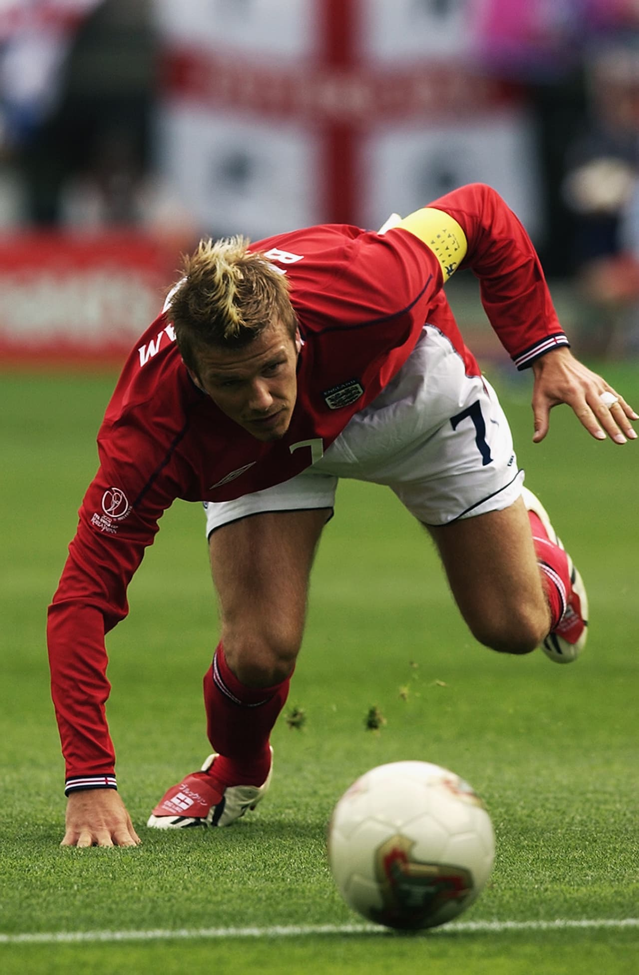 No podemos olvidar al británico David Beckham que ya hace 20 años llamaba tanto la atención por su pelo como por su actuación deportiva.