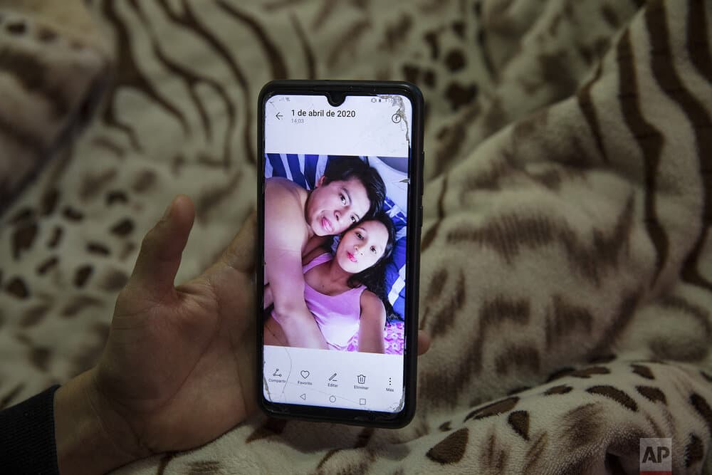 "¿Dónde está mi marido?", dijo. "Quiero que venga mi marido". 
<b>Pero el padre del bebé, Marco Martínez, había muerto un mes antes por el nuevo <a href="https://www.univision.com/temas/coronavirus">coronavirus.</a> </b>
<br>
<br>María Álvarez muestra una foto de ella con su difunto esposo.