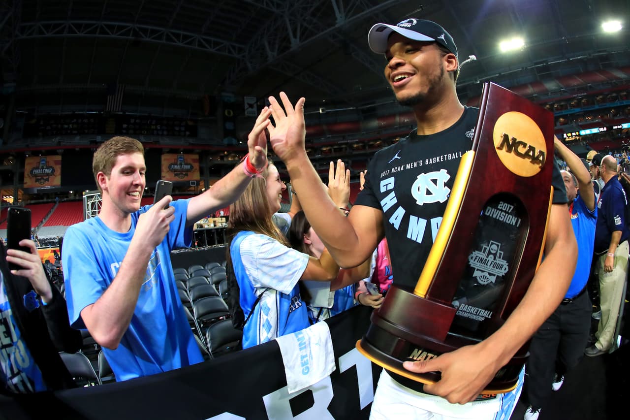 Kennedy Meeks, el número #3 de los Tar Heels de la Universidad de North Carolina, celebra la victoria del campeonato NCAA 2017, tras vencer el lunes por la noche a los Gonzaga Bulldogs de la Universidad de Phoenix.