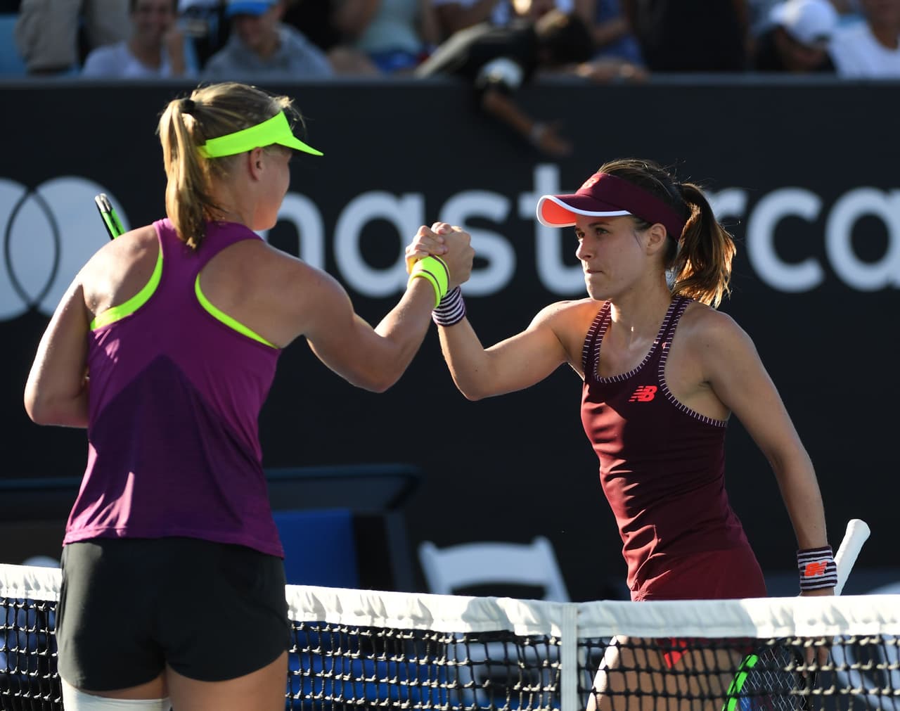 La belga Kiki Bertens (de espalda) se mostró calmada y felicitó a la estadounidense Nicole Gibbs luego de vencerla 7-6 (3), 6-0.