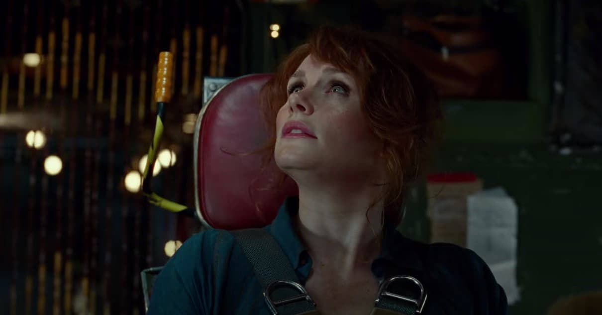 Próximamente, Bryce Dallas Howard aparecerá en ‘Jurassic World: Dominion’, la tercera parte de la nueva saga de dinosaurios y el tráiler de la cinta, donde se muestra con cabello lacio y pelirrojo.