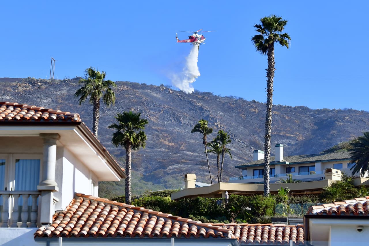 Tres helicópteros y 75 camiones de bomberos se han sumado al combate del incendio Emerald.
<br>
