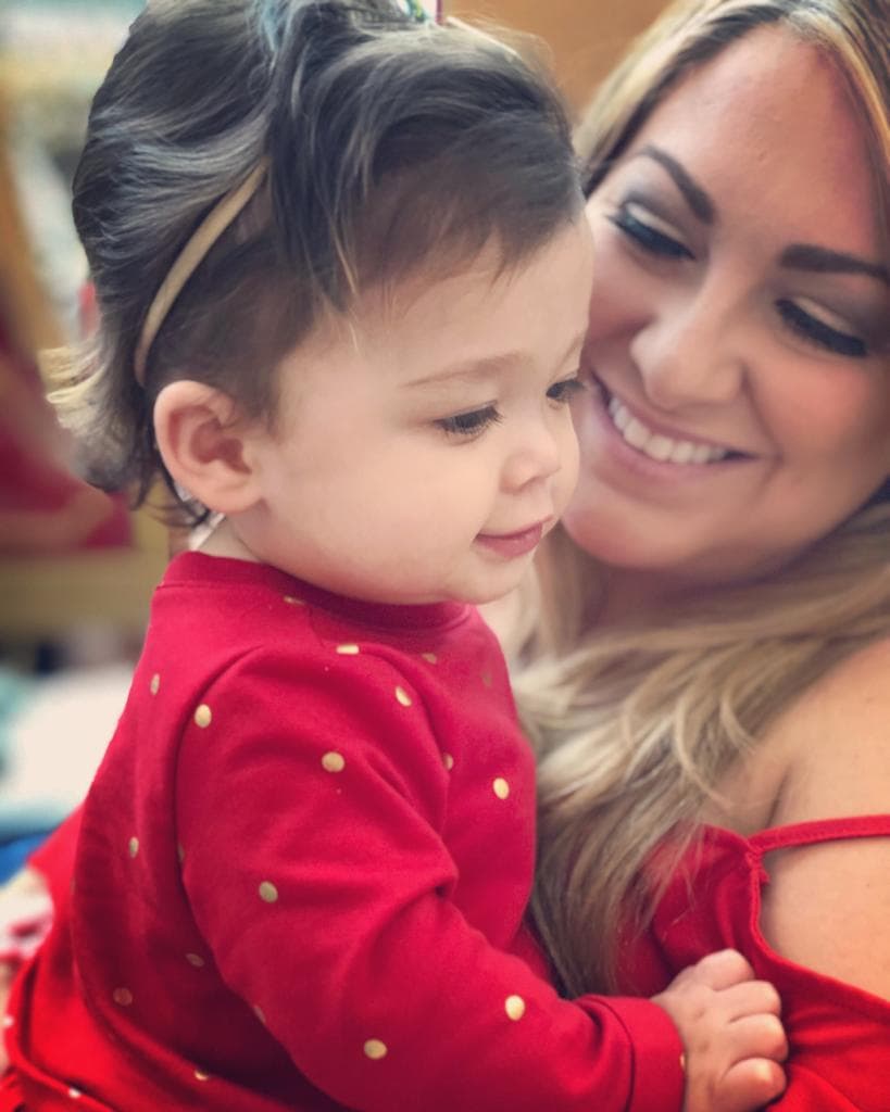 Amanda Ramírez junto a su hija