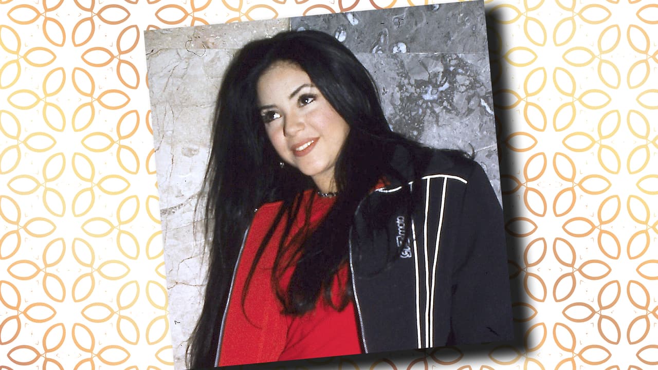 Mucho ha pasado desde que Shakira lanzó 'Pies Descalzos'. Y más ha pasado desde que tenía el cabello oscuro. Lluvia nos recuerda a esa Shakis. Desde las audiciones nos enamoramos de la voz de Lluvia. Sabemos que va a llegar lejos en la competencia. ¿No te gustaría verla cantar algo de Shakira al estilo regional mexicano? Para ti, ¿en qué se parecen estas dos?